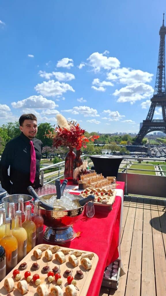 Cocktail au Trocadéro avec vue sur la Tour Eiffel