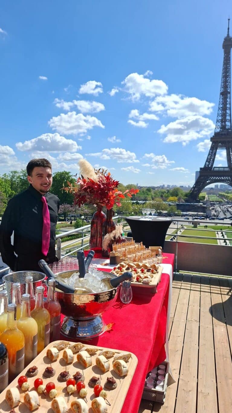 Cocktail au Trocadéro avec vue sur la Tour Eiffel